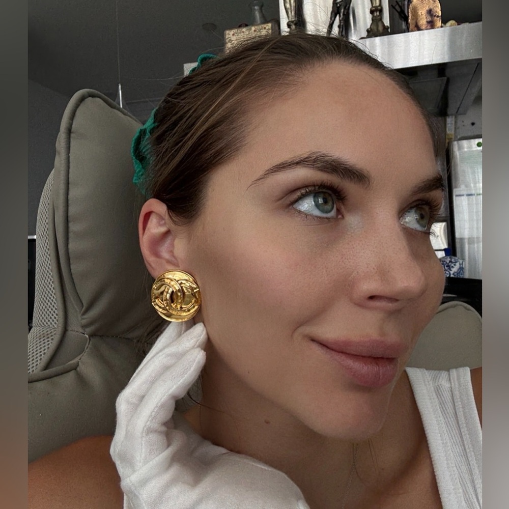 LOT 2253 24K gold plated CHANEL vintage 3D clip on earrings - Picture 16 of 16
